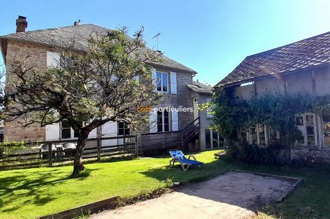 Idéalement située à une quinzaine de minutes de Tulle, en direction d' Egletons, en coeur de bourg, propriété composée: -d' une solide maison construite en pierres et couvertes en ardoises, élevée sur cave , d'une superficie d'environ 162m2 comprenan...