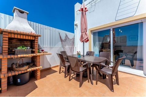 Maison à Praia da Areia Branca, Casal da Murta. Maison de 4 pièces, avec terrasses et garage fermé, avec vue dégagée et mer au loin Maison en très bon état, avec une excellente exposition au soleil, composée de 4 pièces, réparties comme suit. suit :R...