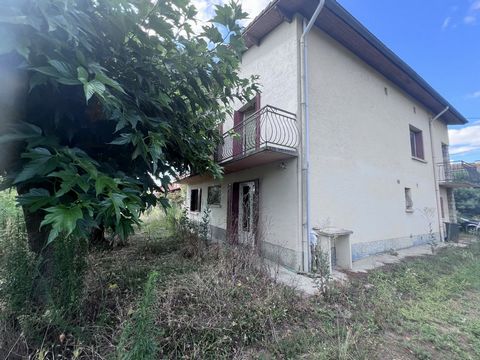HOUSE WITH LAND + GARAGE In the Villeneuve Tolosane sector, there is this house from around 70 on two levels with land of around 900 m². It consists of an entrance leading you upstairs where you will find the living area with a large clearance of aro...