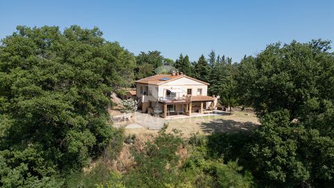 In einer kleinen Ortschaft in der Nähe von Todi steht dieses Bauernhaus mit zwei Stockwerken, die in zwei Wohnungen aufgeteilt sind. Die größere Wohnung erstreckt sich über zwei Ebenen: im Erdgeschoss gibt es ein Wohnzimmer mit einem Schlafzimmer und...