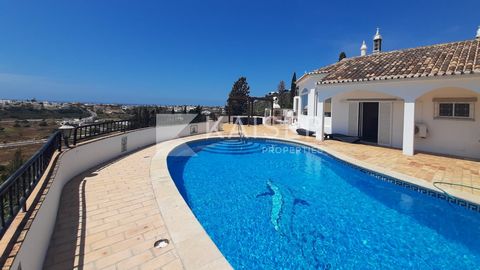 Einzigartige Villa in Cerro de Águia mit Pool, Carport und privatem Aussichtspunkt mit Panoramablick auf den Yachthafen von Albufeira und das Meer. Eingebettet in ein weitläufiges Grundstück, in günstiger Nähe zu Restaurants, Supermärkten und Cafés, ...