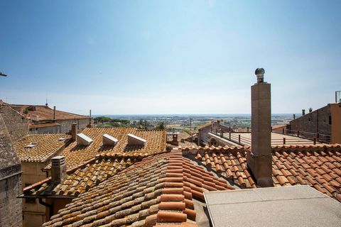 Vor der Kirche SS. Margherita, und genau an der Piazza Duomo, bieten wir eine 170 m2 große Wohnung im dritten Stock zum Verkauf an, mit atemberaubender Aussicht von jeder Seite. Das Anwesen befindet sich in einem Gebäude, dessen Putzfassade sich in e...