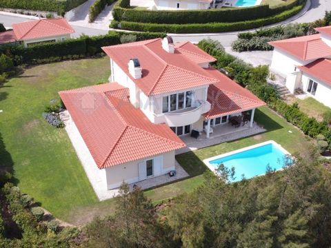 Luxury 4 bedroom villa in Penha Longa Resort Located in one of the most prestigious and exclusive condominiums in Cascais, this villa presents itself as an excellent option for those looking for tranquility, nature, security and proximity to differen...