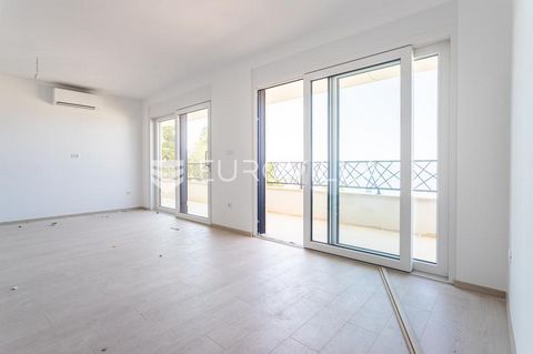 Makarska, three-room apartment on the second floor of a modern building under construction. It consists of a hallway, three bedrooms, two bathrooms, a kitchen with a dining room, a living room and a terrace. The floor area of the apartment is 74.33 m...