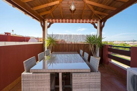 Dieses schöne Ferienhaus in der beliebten Region Costa Blanca bietet eine Terrasse mit atemberaubender Aussicht und eine Klimaanlage, damit Sie sich wohlfühlen. Die Gäste haben Zugang zu einem Gemeinschaftspool, wo sie im Sommer ein oder zwei Runden ...