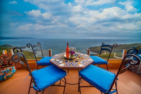 Bienvenue à Hacienda Dos Vistas, une propriété captivante nichée dans l’enclave sereine de Puerto Escondido, Ensenada, Basse-Californie. Cette maison remarquable présente un mélange harmonieux de charme d’hacienda traditionnelle et d’équipements mode...