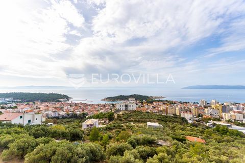 Makarska, comfortable three-room apartment in a new building of 100 m2 with a sea view. Functional layout, consists of: kitchen with dining room and open-plan living room, three comfortable bedrooms, bathroom, additional toilet, pantry, hallway, unco...