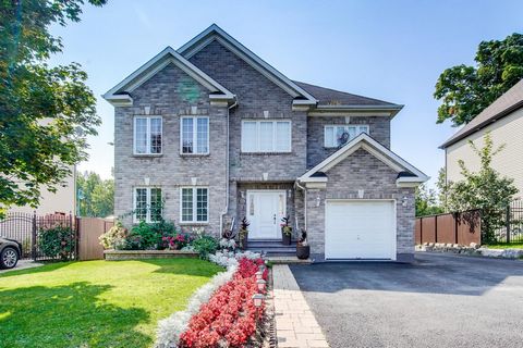 Zeer groot huis met twee verdiepingen gelegen in de prestigieuze wijk Seigneurie Des Chênes in Mascouche. Het huis heeft 6 slaapkamers, 3 badkamers en een damestoilet, 2 grote eetkamers, woonkamer op de begane grond, familiekamer in de kelder en ... ...