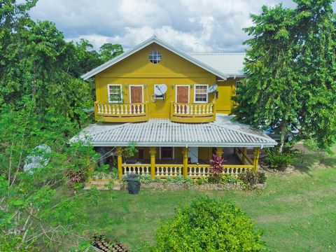 Dieses Haus mit 3 Schlafzimmern und 2,5 Bädern befindet sich in der malerischen Unterteilung Sittee River Orchard Estates, nur einen Steinwurf vom Dorf Sittee River entfernt. Das Sittee River Orchard Estates bietet eine Fülle von Annehmlichkeiten, ei...