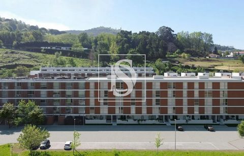 El desarrollo más reciente, de tres edificios, que marca una nueva etapa en la subdivisión de Quinta das Vessadas, en Guimarães, revitaliza el proyecto existente y ofrece 39 apartamentos con las tipologías T1, T2, T3 y T4. A solo cuatro minutos del c...