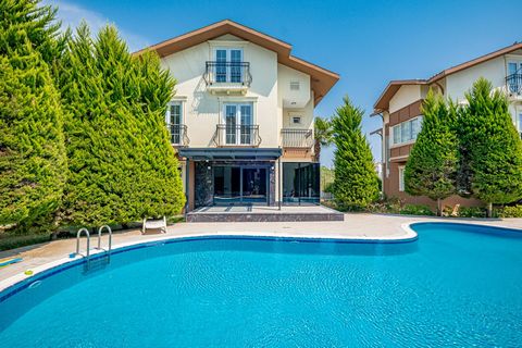 Élégante villa triplex 3+2 à vendre à Serik, Belek Faites l’expérience d’une vie luxueuse dans cette villa triplex 3+2 élégamment conçue située dans le quartier recherché de Serik, Belek Mh. S’étendant sur trois étages, cette villa offre un intérieur...