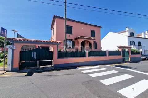 Identificação do imóvel: ZMPT569224 5-bedroom house located in Pico da Pedra, offering comfort, space, and a prime location. Situated on a corner, this property stands out for its grandeur and versatility. Main Features: - 5 Bedrooms: Spacious and we...