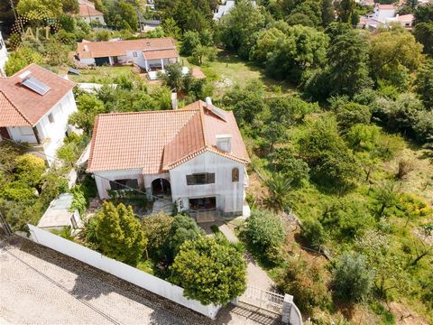 Wir präsentieren eine Villa mit 3 Schlafzimmern in privilegierter Lage in Venda do Pinheiro, mit einem geräumigen Stadtgrundstück von 2146m2, das die Möglichkeit bietet, einen Zweitwohnsitz zu bauen. Diese Immobilie bietet einen komfortablen und viel...