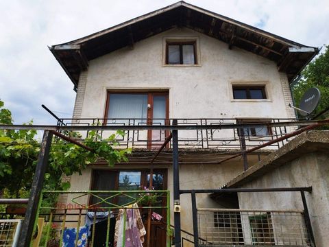 Sofia In ... bietet Ihnen an: Zweistöckiges Backsteinhaus mit Dachboden im malerischen Dorf Cherven Breg, Gemeinde Dupnitsa. Mit einer Gesamtwohnfläche von 150 m² verfügt das Anwesen über ein Schlafzimmer, zwei Wohnzimmer, eine Küche, einen Flur, ein...