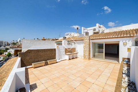 This unique and elegant 3-bedroom penthouse is located on the 5th floor of a charming building in the heart of Javea's historic Old Town, with all amenities just a short walk away. This exceptional residence is designed all on one level, with lift ac...