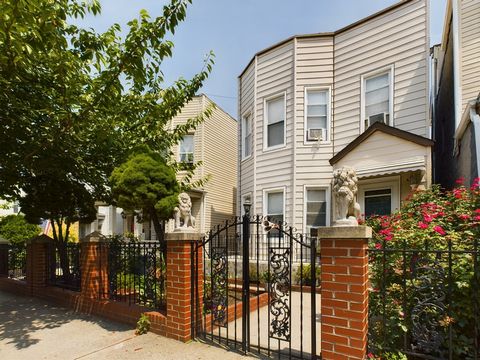 2-gezinswoning in Morris Park, Bronx Locatie, locatie, locatie! Dit is de woning waar je op hebt gewacht, en het zal niet lang duren. Genesteld in een van de meest gewilde gebieden van de Bronx, is dit legale 2-gezinshuis in Morris Park een droom die...