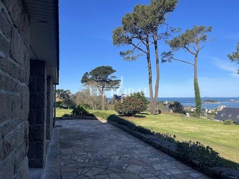 Exclusivité-Idéalement située à Port Blanc, un littoral prisé de Penvenan, cette spacieuse maison familiale bâtie sur un terrain de plus de 4 000 m2 offre une vue imprenable sur la mer et se trouve à seulement 500 mètres de la plage, du club nautique...