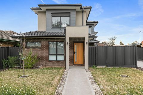 Située dans une poche accessible et familiale juste à la frontière de Pascoe Vale, avec une réserve et une aire de jeux au bout de la rue, cette maison moderne coche toutes les cases pour la simplicité et le plaisir immédiat, conçue en mettant l’acce...