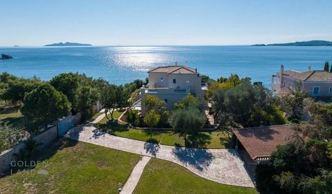 GADAIT International le ofrece la oportunidad de poseer esta villa de lujo junto al mar. Imagine despertarse cada mañana con impresionantes vistas al Golfo Sarónico, mientras disfruta de acceso directo a una playa privada. Con 650 m² de espacio habit...