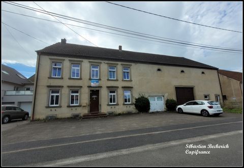 Découvrez auprès de votre conseiller local Sébastien Beckerich cette maison de village de 194 m² sur un terrain de 1410 m² TROP TARD ...SOUS OFFRE Ce bien dispose de garages et d'une partie grange d'une surface d'environ 210 m². Ces volumes peuvent u...