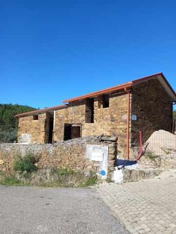 Schönes Schieferhaus mit Restaurierungsarbeiten begonnen. Das Haus besteht aus zwei Zimmern, alle Sanitäranlagen und Elektrizität erledigt, vordere Terrasse und Hinterhof mit 350m2. Das Haus hat eine schöne Aussicht und liegt am Rande des schönen Dor...