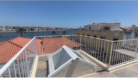 Situata nell'affascinante zona fluviale di Portimão, questa casa recentemente ristrutturata offre un'eccellente opportunità di investimento. La proprietà, che si sviluppa su tre piani, dispone di una magnifica terrazza con vista sul fiume ed è stata ...