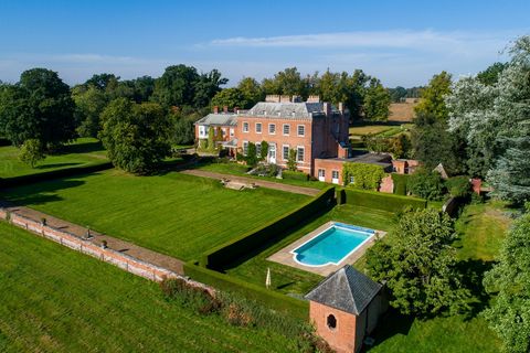 Regno Unito Sotheby's International Realty è lieta di presentare questa splendida villa di grado I con 14 camere da letto situata a Much Hadham. Circa 80 ettari, questa proprietà vanta 14 camere da letto, 13 bagni e 4 sale di ricevimento, c'è una qua...