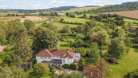 Una casa di campagna eccezionalmente elegante nel West Sussex, in Inghilterra, che presenta una rara opportunità chiavi in mano. La proprietà si trova all'interno dell'area protetta di questo famoso villaggio in una stradina senza passaggio che condu...