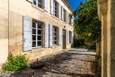 En bords de Charente, dans un joli village de l’arrière pays saintongeais, labellisé « petite cité de caractère », « village de pierre et d’eau » et « villes et métiers d’art », cette demeure du XIXe siècle vous invite à remonter le temps… Son caract...