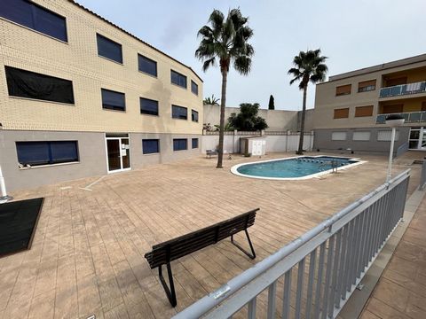 Casa a schiera in vendita a Sant Jaume d'Enveja. Ha una superficie di 66m2 che sono distribuiti in soggiorno, cucina indipendente, 1 bagno e 2 camere matrimoniali, una con armadio a muro. Dispone di due ampie terrazze, una nella parte anteriore con u...