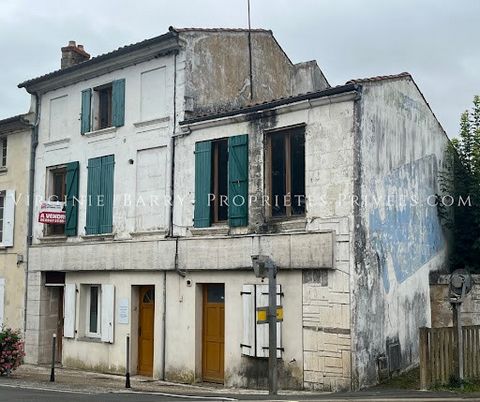 Au coeur de Tonnay Charente, proche des commerces et des écoles, Virginie Barry vous présente ce bel immeuble de rapport composé de : 3 appartements T2 d'env 40 m² hab (dont 2 en RDC), 1 appartement T3 d'env 69 m² hab (au 1er étage), et une maison de...