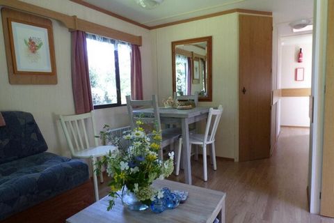 Wake up to the birdsong in this mobile home on the edge of the forest. You have a lovely large enclosed garden at your disposal. Enjoy the sun and a nice dinner at the outdoor dining table. Children will have plenty of space to play. The mobile home ...