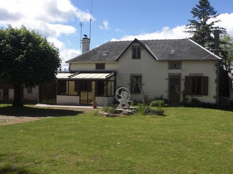 A vendre à Issy-l'évêque belle propriété située dans un cadre verdoyant comprenant une habitation de plain-pied de 104m² habitables et deux grandes dépendances sur un terrain de 1ha1394. Une grande cour mène à une véranda s'ouvrant sur une pièce à vi...