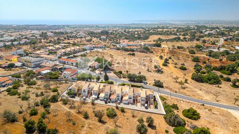 Dit herenhuis met garage heeft een bevoorrechte locatie op slechts een steenworp afstand van alle voorzieningen, zoals restaurants, supermarkten en cafés. Op korte rijafstand liggen het strand van Galé en de golfbaan Salgados, en de stad Albufeira. H...