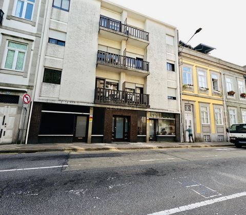 Building in the centre of Porto - For sale Location: Rua Dom João IV Centre of Porto, Portugal Description: This impressive building in the heart of Porto offers a unique opportunity for investors or buyers looking for a property with a strategic loc...