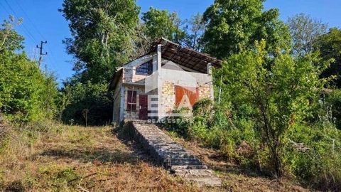 ERA ImotiTe bietet exklusiv eine solide zweistöckige Villa mit einer bebauten Fläche von 42 m² zum Verkauf an, mit einem Nebengebäude mit einer bebauten Fläche von 210 m², gebaut in einem Hof mit einer Fläche von 1.738 m², in der Villenzone des Dorfe...