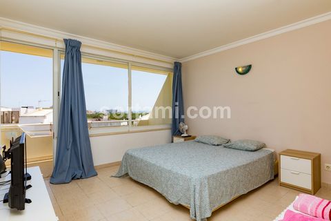 Ottimo appartamento T0 a Vilamoura. Si compone di un soggiorno con ampie finestre che danno accesso ad un ampio balcone, una cucina completamente attrezzata, un bagno completo, un posto auto al piano terra e un ripostiglio accanto all´appartamento. L...