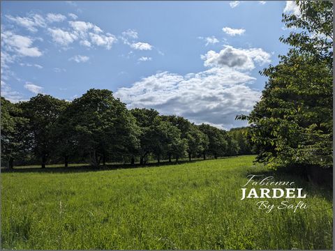 Fabienne Jardel invites you to discover in the town of Saint-Vincent-le-Paluel, 7 km east of Sarlat la Canéda, the capital of Périgord Noir, this entirely flat land of 4,718 m² which offers a bucolic setting, ideal for lovers of nature and tranquilit...