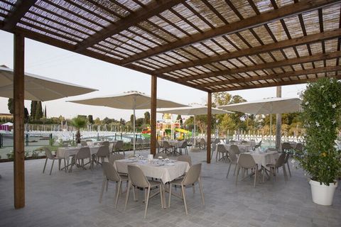 Un paradiso per famiglie con colazione inclusa: benvenuti al Sisan Family Resort! Luminosi e moderni trilocali in mezzo al verde a poca distanza dal Lago di Garda. Tutti gli appartamenti sono circondati da un giardino verde e fiorito. Ogni unità è co...