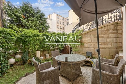 Exclusivité- Derrière la place des Vosges, dans un bel immeuble récent de style néo-classique de grand standing avec une grande cour pavée et un jardin. Un appartement 2 pièces en rez-de-jardin d'une surface de 64,68m² LC avec un jardin privatif de 2...