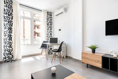 Welkom in uw vakantieoase in Torremolinos! Dit gezellige appartement ligt op slechts twee minuten lopen van het levendige centrum van Torremolinos en biedt u de perfecte combinatie van comfort en de nabijheid van alles wat u nodig heeft voor een onve...