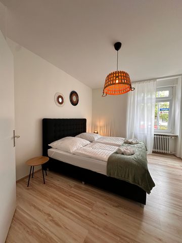 Diese charmante Ferienwohnung bietet 3 gemütliche Schlafzimmer, ideal für Familien oder Gruppen. Es gibt 2 moderne Badezimmer, die Komfort und Privatsphäre gewährleisten. Das geräumige Wohnzimmer lädt mit seiner stilvollen Einrichtung zum Entspannen ...