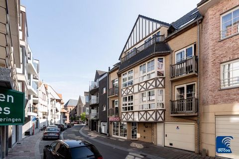 Zeer fris en modern duplex appartement gelegen in een kleine recente residentie. 3e verdieping met lift, vanuit het appartement trap naar de 4e verdieping. 3eV: inkom, apart toilet en berging, mooie woonkamer met balkon en volledig ingerichte keuken....