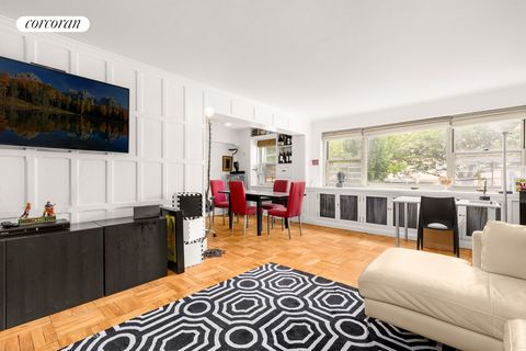 2 Bed 2 Bath Park Ave кооператив с просторными комнатами и большим количеством места для хранения шкафов. Кухня выходит в фойе и обеденную зону, примыкающую к просторной гостиной. В основном люксе есть отремонтированная ванная комната, отделанная мра...