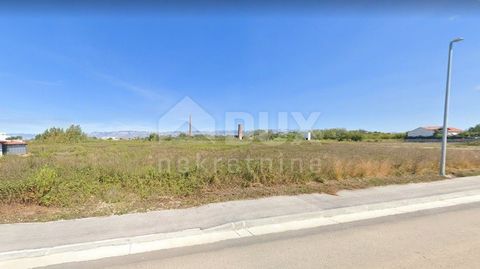 Location: Zadarska županija, Nin, Nin. ZADAR, NIN - Building plot 1432 m2, 400m from the sea We offer a building plot of 1432m2 in the beautiful town of Nin, located near Zadar. This land is ideal for building a family house or apartment building. Ni...