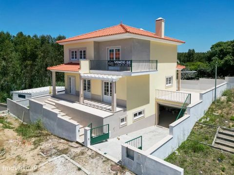 Moradia inserida no Condomínio privado Cabeço do Queijo, Caldas da Rainha, zona muito tranquilo, possui amplos jardins, parque infantil, estacionamento para visitantes. A moradia construída com traços tradicionais Portugueses, composta por três pisos...