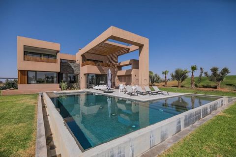 Cette villa contemporaine front golf située au sein du complexe d'Amelkis offre un cadre luxueux et moderne sur un vaste terrain de 1275 m². Avec une superficie de 560 m² . Au rez-de-chaussée, vous trouverez un espace salon et séjour avec cheminée do...