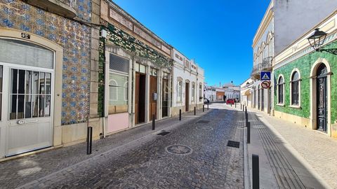 Située dans un endroit privilégié, au cur de la « vieille ville » historique de São Brás de Alportel, une ville animée dans les collines de l'Algarve, vous trouverez cette propriété avec des caractéristiques uniques et exclusives, qui vous offre l'op...