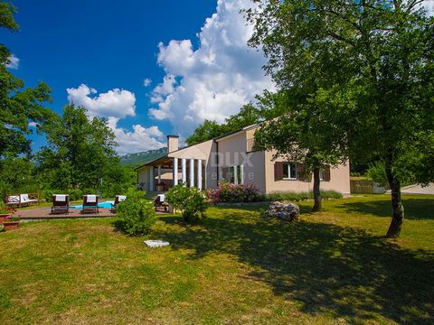 Location: Istarska županija, Buzet, Buzet. ISTRIA, BUZET - Villa dal design moderno con piscina nell'ampio giardino di Pinguente, una cittadina su una collina vellutata, circondata da possenti mura in pietra e condita con la divina gastronomia istria...