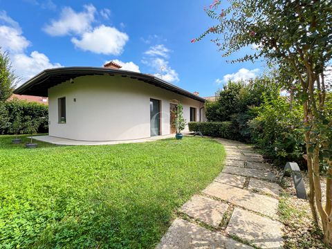 Bedizzole, in a central location close to the main services, the walks of the Airone park and only 8 kilometers from Lake Garda, GardaHaus Sirmione offers a beautiful detached semi-detached villa on one floor with private pool, double garden and doub...